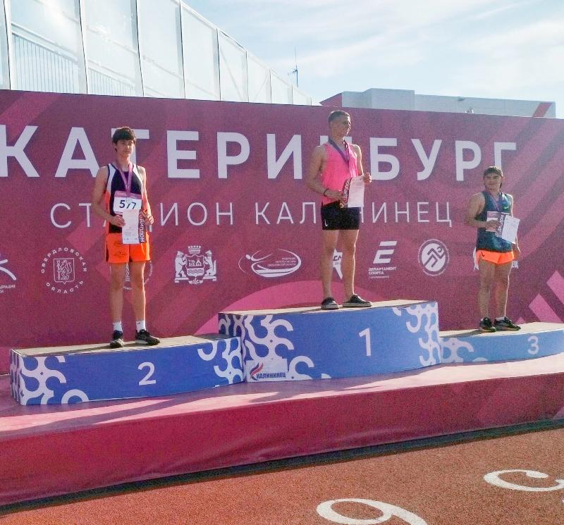 Первоуралец Савелий Козлов стал двукратным призером первенства УрФО по легкой атлетике  | Первоуральский спринтер взял «серебро» на двух дистанциях соревнований УрФО  