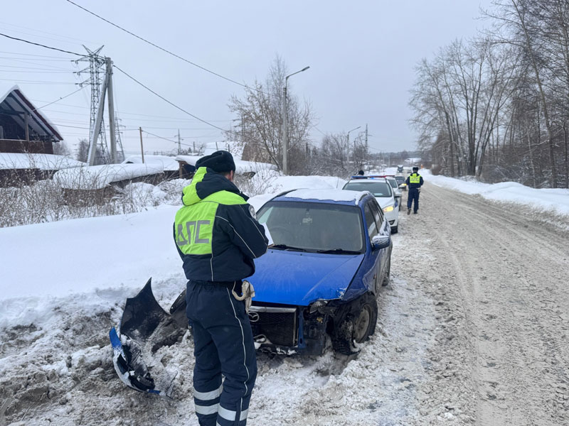 ДТП в Первоуральске: несовершеннолетняя пассажирка пострадала при столкновении | В Первоуральске Daewoo Matiz столкнулся с Mazda Familia, пострадала девочка