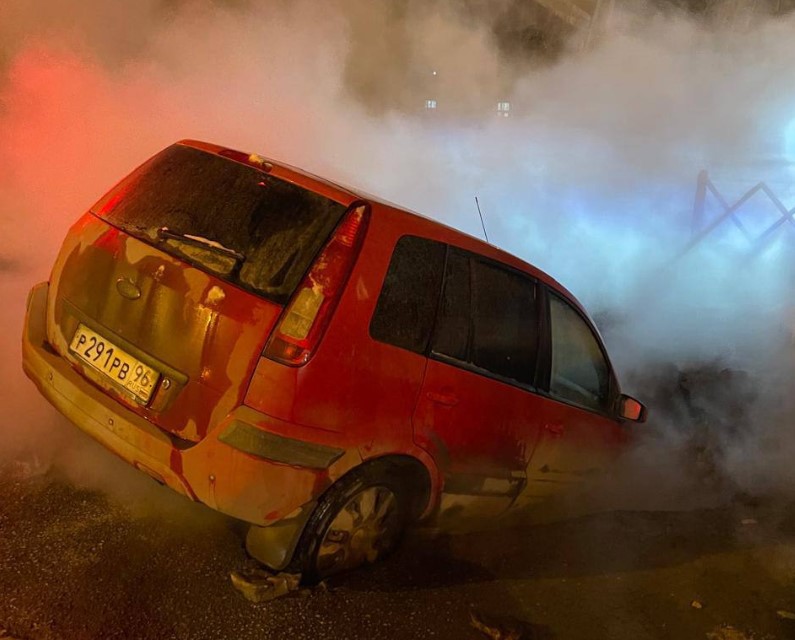 Обварили ноги в кипятке: в Екатеринбурге из-за коммунальной аварии пострадали 43 дома | В Екатеринбурге из-за аварии на трубопроводе пострадали 43 многоквартирных дома