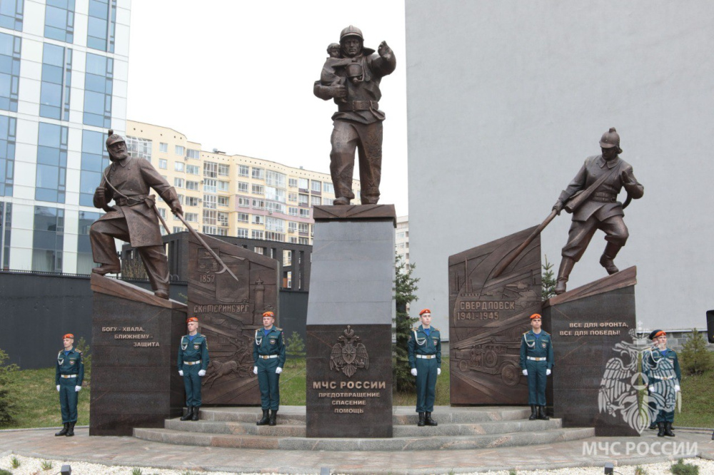 В Екатеринбурге открыли памятник спасателям и пожарным | На Урале открыт памятник уральским спасателям