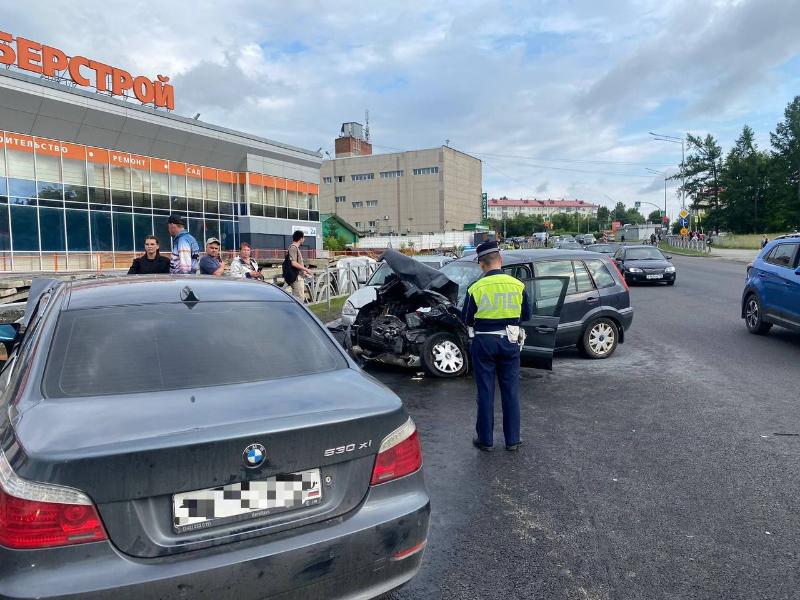Три машины столкнулись в центре Первоуральска: один из водителей попал в больницу | На улице Ленина в Первоуральске произошло тройное ДТП  