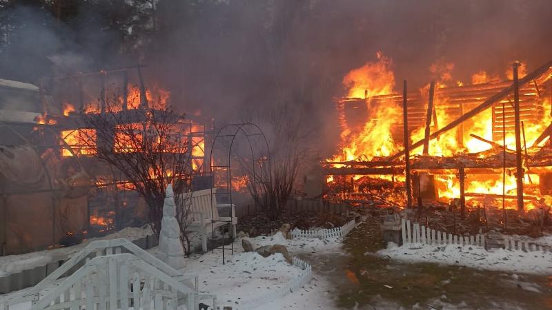В поселке Флюс под Первоуральском при пожаре погиб человек и сгорели два садовых дома | В поселке под Первоуральском погиб человек при пожаре В поселке Флюс под Первоуральском при пожаре погиб человек и сгорели два садовых дома | В поселке под Первоуральском погиб человек при пожаре