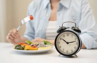 Худеть можно без запретов: нутрициолог рассказала, почему не стоит отказываться от углеводов | Эксперт по питанию развенчала главные мифы о похудении