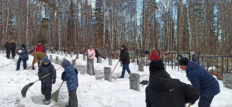 Первоуральский поисковый отряд преобразил мемориал солдатам Великой Отечественной войны | В Первоуральске прошла акция памяти на мемориале героям ВОВ