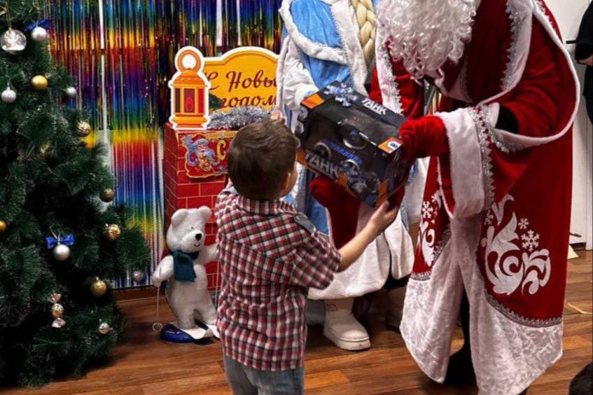 В Первоуральске Дед Мороз приехал в Дом ребенка поздравить детей | На Урале подарки вручили воспитанникам Дома ребенка В Первоуральске Дед Мороз приехал в Дом ребенка поздравить детей | На Урале подарки вручили воспитанникам Дома ребенка