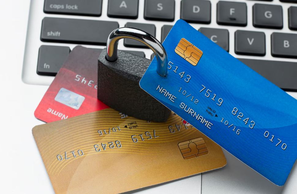 В России аферисты стали рассылать фейковые сообщения о возвращении Visa и Mastercard  | Владельцев карт Visa и Mastercard предупредили о новой схеме мошенничества