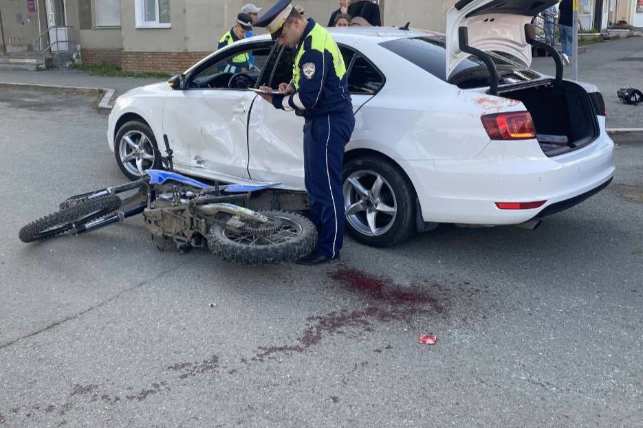 Привлекался к ответственности 33 раза: в Первоуральске произошло ДТП с пьяным мотоциклистом | На Урале в ДТП столкнулись водитель автомобиля и пьяный мотоциклист