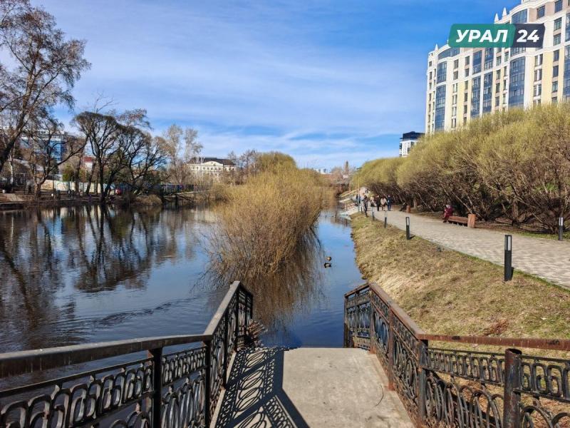 Оцепление на набережной Исети в Екатеринбурге — на столбе нашли свёрток с пустой банкой | В Екатеринбурге оцепили набережную Исети из-за подозрительного свёртка