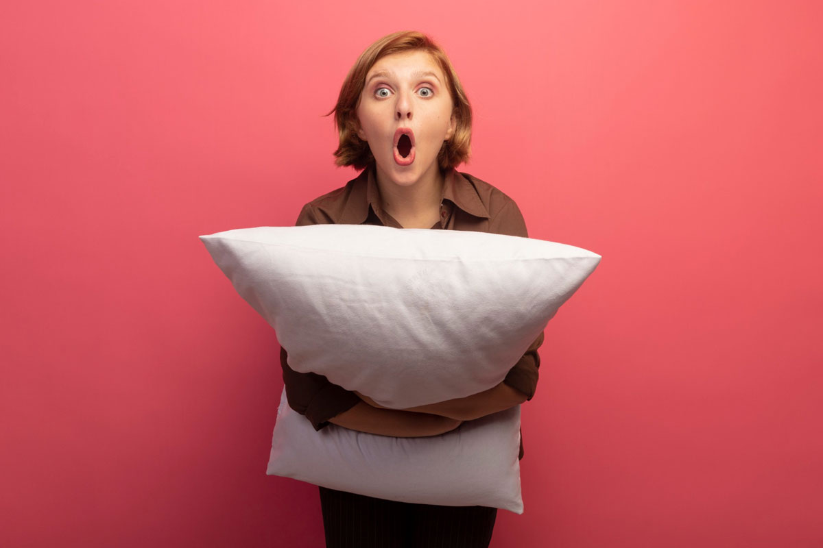 Моя наволочка-метёлка работает лучше влажной тряпки: объясняю, почему сухая ткань с электростатикой выигрывает