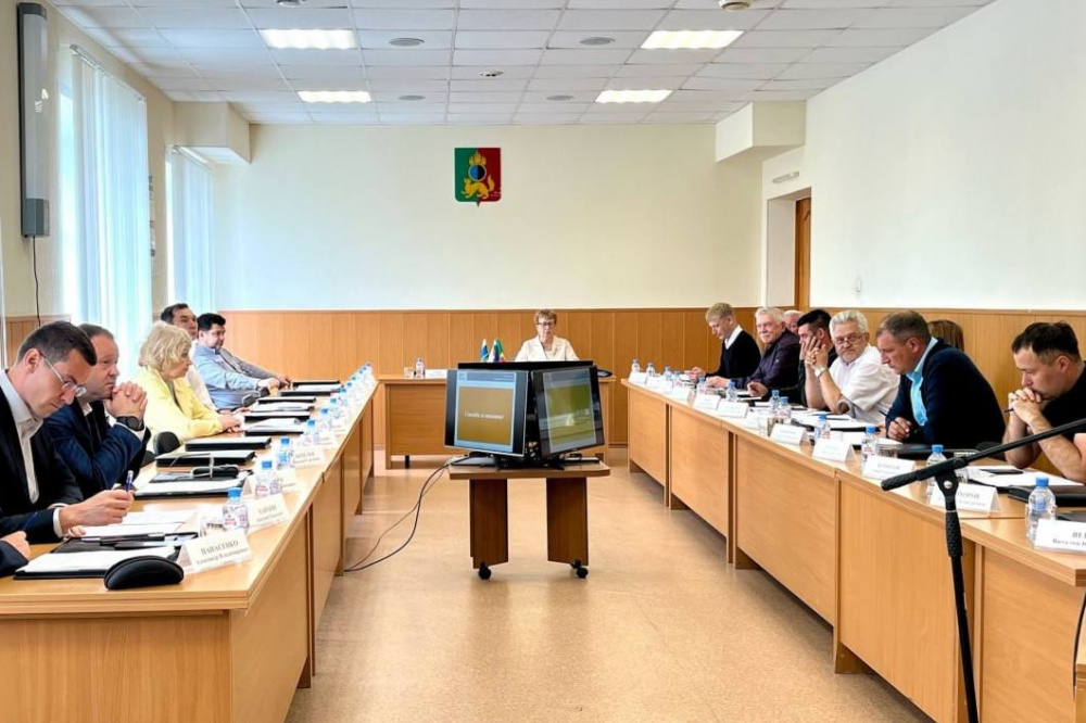 В Первоуральске сохраняется проблема переполненности мусорных контейнеров и площадок | На Урале проблема несвоевременного вывоза отходов остается актуальной