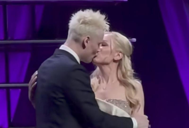 «Мы пара, мы вместе»: SHAMAN и Мизулина открыто заявили об отношениях | Певец SHAMAN и Мизулина поцеловались на сцене и заявили об отношениях