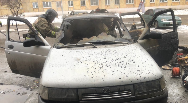 Утром в Первоуральске загорелась легковушка. Очевидцы потушили огонь до прибытия спасателей