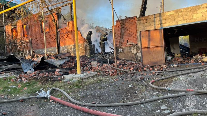 В микрорайоне Шайтанка в Первоуральске сгорел жилой дом площадью 200 квадратных метров | В Первоуральске на Шайтанке полностью сгорел жилой дом 