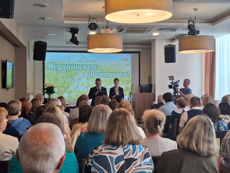 Медиков Первоуральской детской больницы наградили в честь профессионального праздника | В Первоуральске поздравили работников детской больницы  