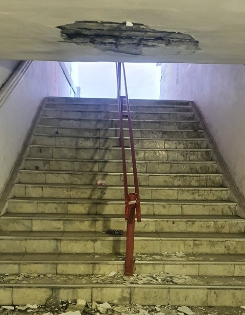 Жителей Первоуральска напугало состояние подземного перехода Жителей Первоуральска напугало состояние подземного перехода