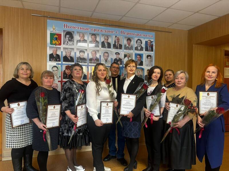 Мэр Первоуральска Игорь Кабец отметил заслуги работников библиотек, парков и школ | В Первоуральске наградили муниципальных сотрудников