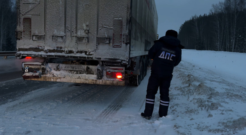 «Двое детей в салоне»: грузовик с молоком из Москвы врезался в машину, стоявшую в пробке под Первоуральском | На трассе под Первоуральском грузовик врезался в стоящий в пробке автомобиль