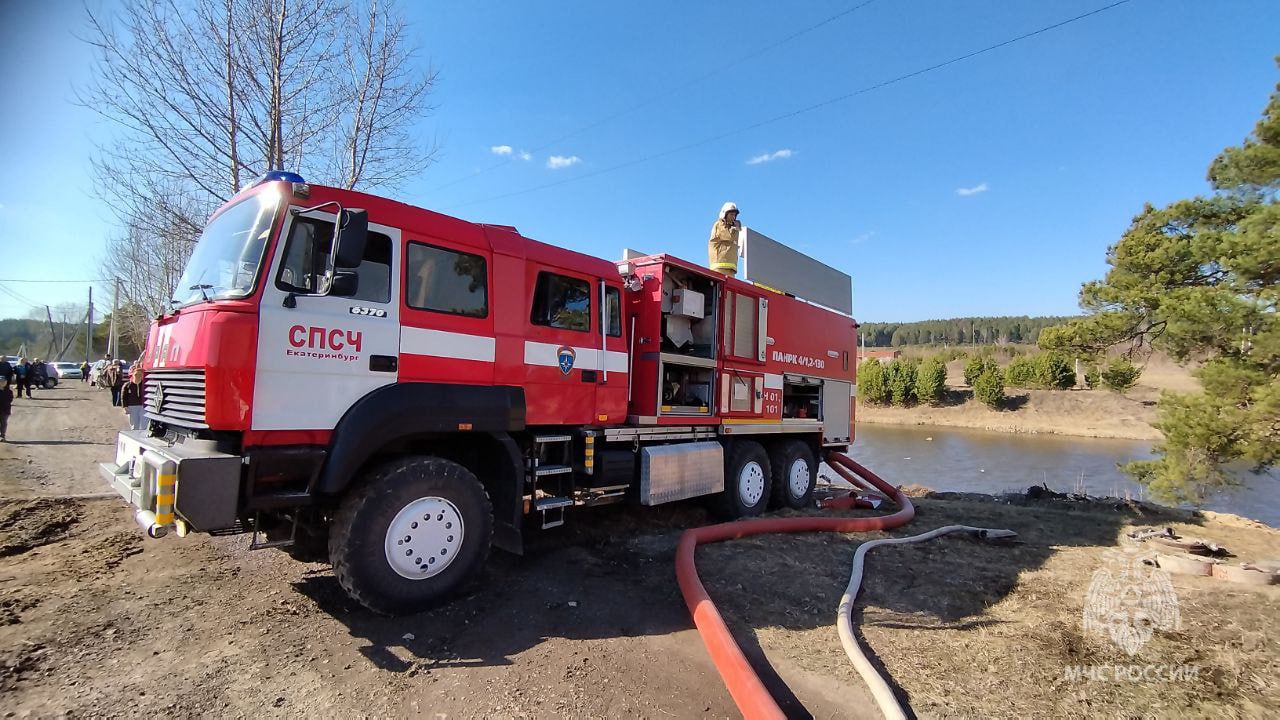 В посёлке Прогресс удалось не допустить распространения огня на жилые дома