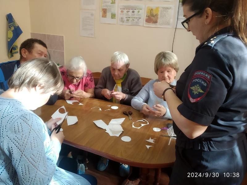 Сотрудники ГАИ поздравили старшее поколение с Днем пожилого человека | Госавтоинспекция Свердловской области поздравила пожилых людей с международным праздником