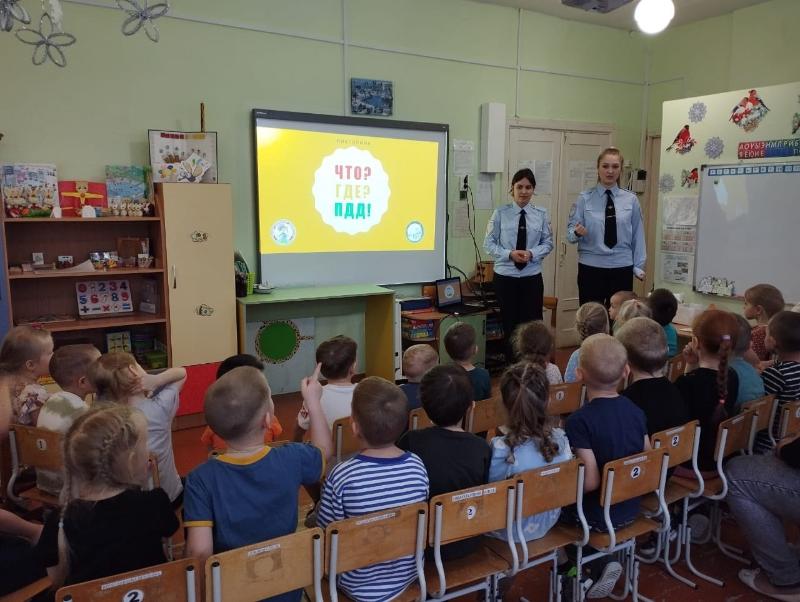 Первоуральским дошкольникам рассказали о правилах дорожного движения | Инспекторы ГАИ Первоуральска посетили Детский сад №12 Первоуральским дошкольникам рассказали о правилах дорожного движения | Инспекторы ГАИ Первоуральска посетили Детский сад №12