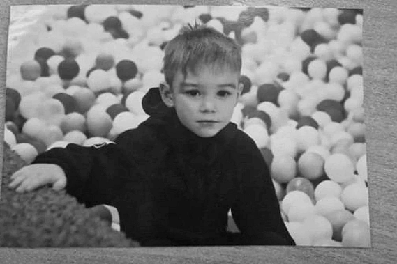 На Урале сотни людей простились с шестилетним Далером Бобиевым На Урале сотни людей простились с шестилетним Далером Бобиевым