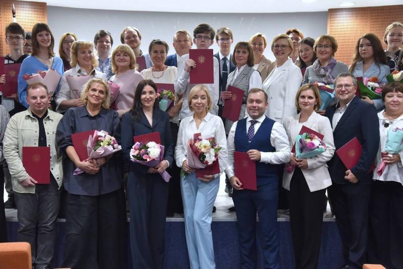 В Свердловской области наградили лучших школьников и учителей | На Урале выбрали лучших педагогов и школьников
