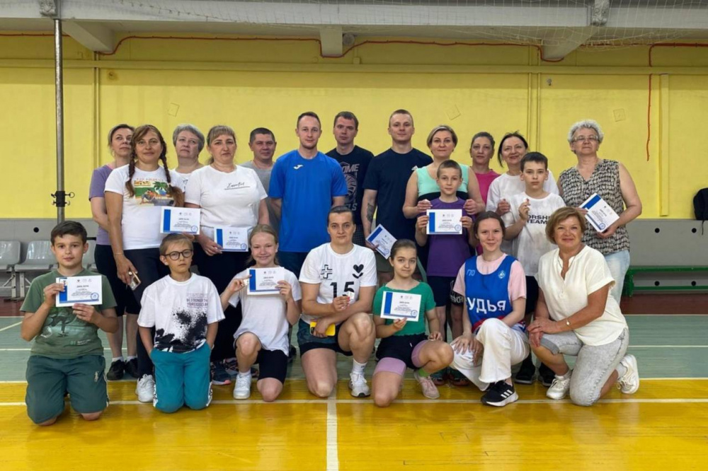 В первоуральском доме спорта прошла спартакиада ГТО для сотрудников городской больницы  | На Урале медики и члены их семей приняли участи в спартакиаде ГТО