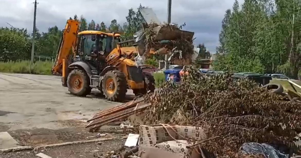 К вывозу мусора в Первоуральске подключили дополнительную технику | В Первоуральске вывезли еще 400 тонн мусора 