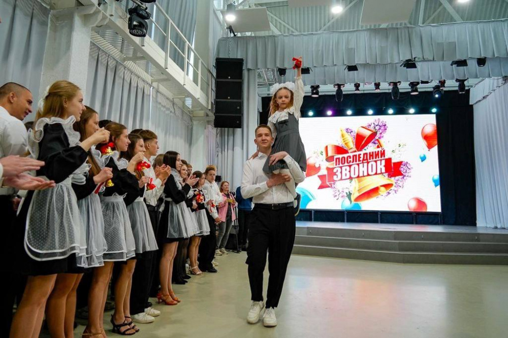 В Первоуральске 19 мая для выпускников 11-х классов прозвенел последний звонок | Для первоуральцев 19 мая прозвенел последний звонок