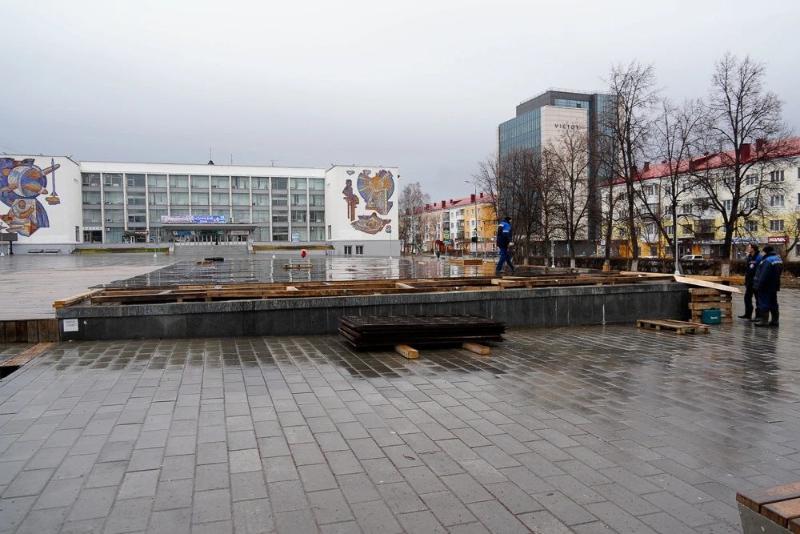 Сотрудники первоуральского «Водоканала» начали ремонтировать главный символ города – музыкальный фонтан | В Первоуральске началась подготовка к открытию светомузыкального фонтана Сотрудники первоуральского «Водоканала» начали ремонтировать главный символ города – музыкальный фонтан | В Первоуральске началась подготовка к открытию светомузыкального фонтана