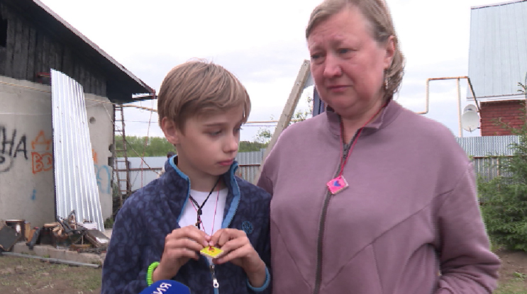 Медаль сам себе сделал из дерева. Как наградили десятилетнего мальчика из Первоуральска, который спас семью из пожара Медаль сам себе сделал из дерева. Как наградили десятилетнего мальчика из Первоуральска, который спас семью из пожара