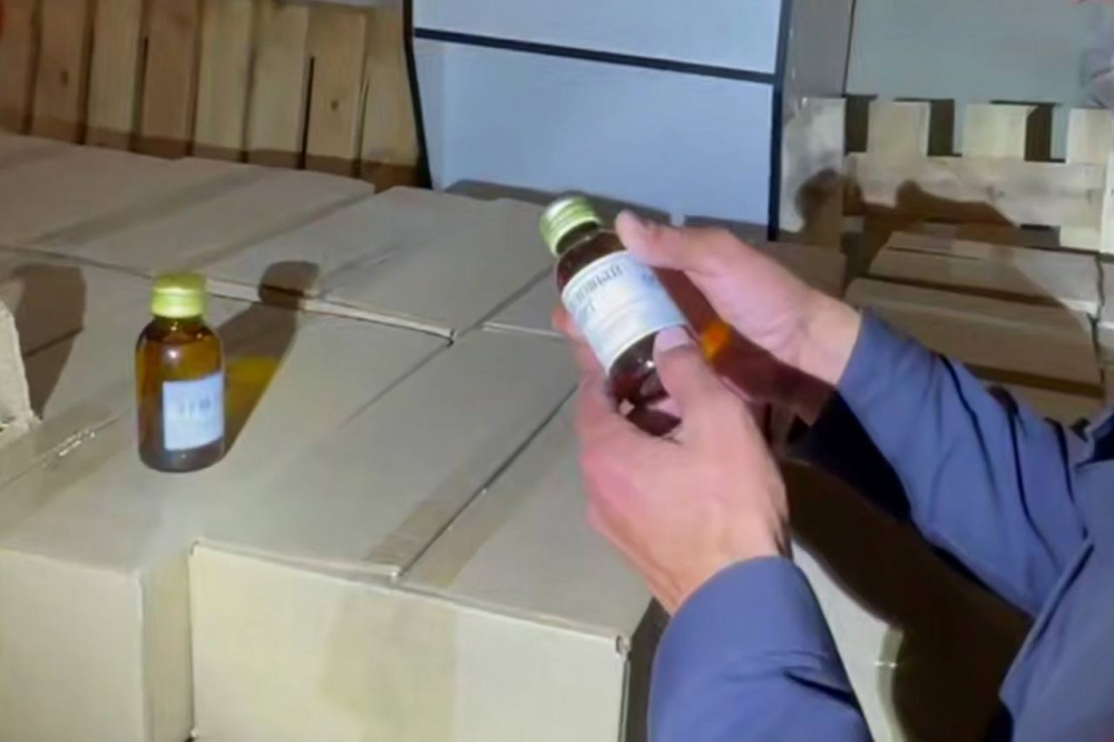 В Первоуральске из магазинов изъяли более 11 тысяч пачек сигарет и около тысячи литров спиртосодержащей продукции | На Урале полицейские во время проверки изъяли запрещенную к продаже табачную продукцию