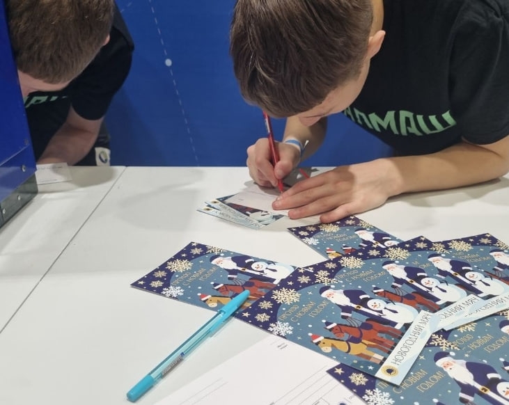 ГИБДД сыграла с детьми в волейбол и провела урок ПДД: как прошёл «Новогодний мяч» с участием ребят из Первоуральска | Автоинспекторы провели спортивный праздник для детей из Первоуральска