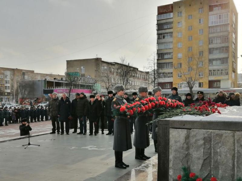 Екатеринбург почтил память афганцев: кто выступил на митинге у «Черного тюльпана» | В Екатеринбурге прошел митинг, посвященный 36-й годовщине вывода войск из Афганистана