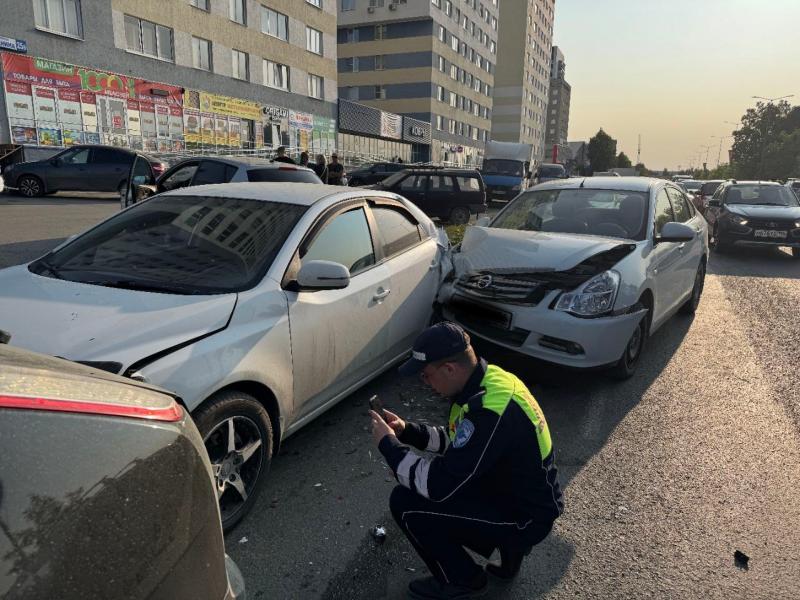 В Первоуральске столкнулись сразу 4 автомобиля: в результате ДТП пострадали пожилые супруги | В Первоуральске на улице Ленина произошло массовое ДТП В Первоуральске столкнулись сразу 4 автомобиля: в результате ДТП пострадали пожилые супруги | В Первоуральске на улице Ленина произошло массовое ДТП