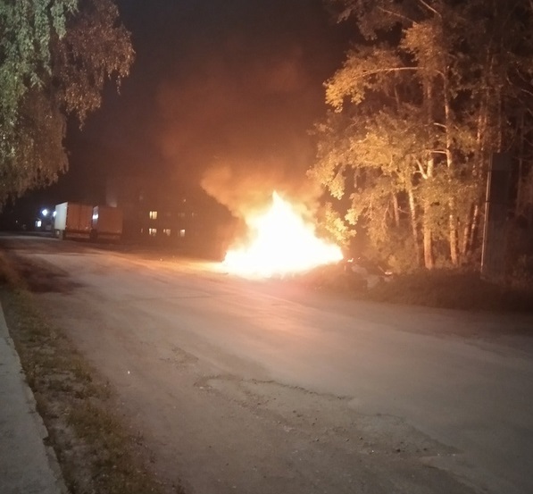 Ночью на окраине Первоуральска загорелся мусор 