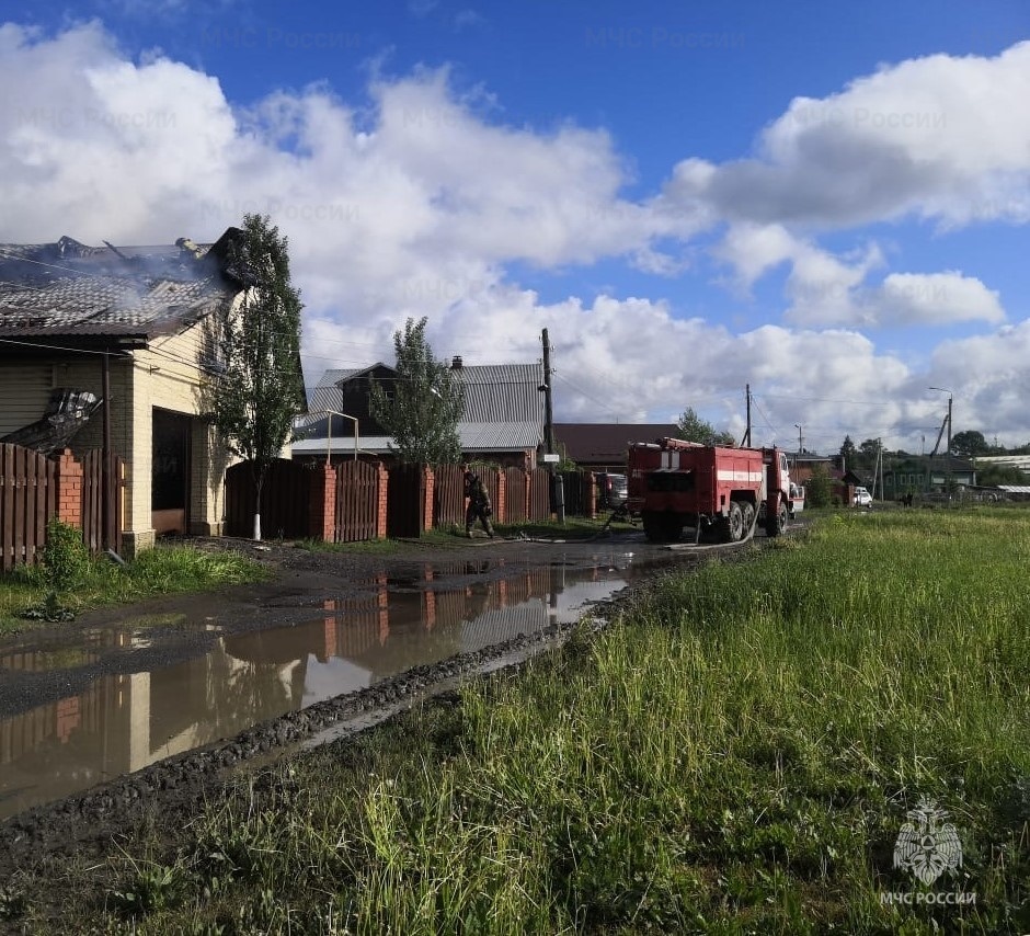 В Первоуральске огонь охватил жилой дом В Первоуральске огонь охватил жилой дом