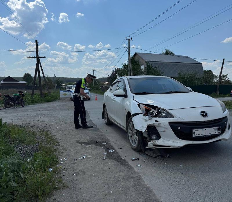 В поселке Билимбай Mazda врезалась в мотоцикл: пострадали взрослый и ребенок | В поселке под Первоуральском автомобиль врезался в мотоцикл