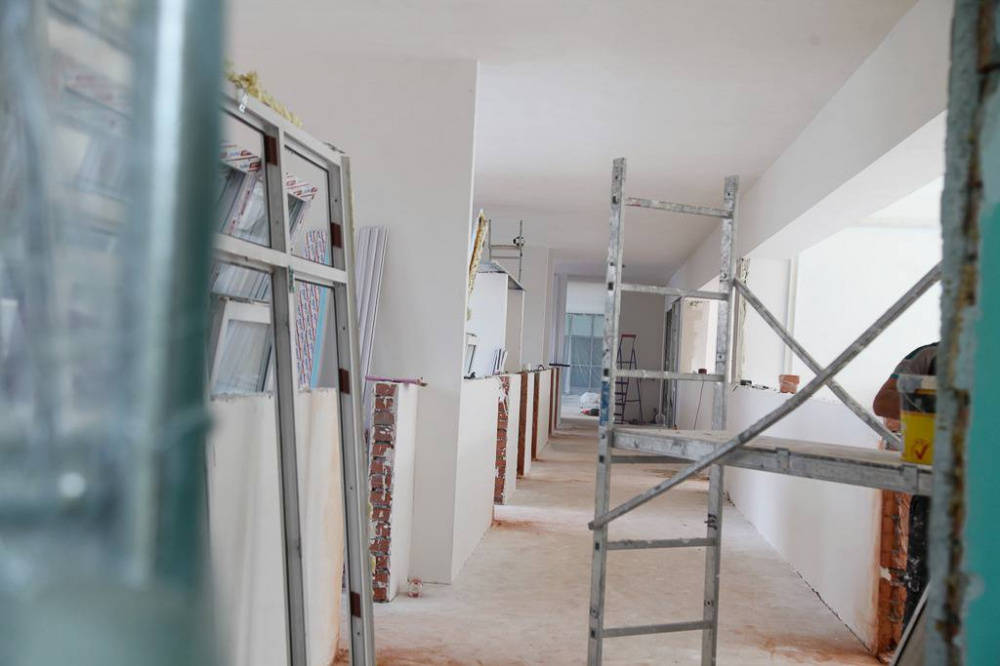 Глава Первоуральска проконтролировал выполнение ремонтных работ в городе | На Урале в городах благоустраивают социальные объекты 