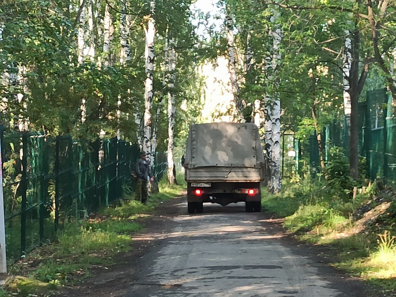 В Первоуральске автомобилисты занимают тротуар между школой и детсадом. Возникают конфликты В Первоуральске автомобилисты занимают тротуар между школой и детсадом. Возникают конфликты