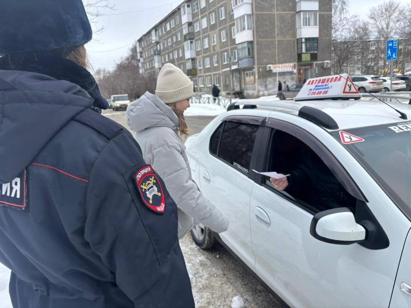 В Первоуральске ребята из ЮИД раздали «письма» водителям | В Первоуральске прошла акция «Письмо водителю»