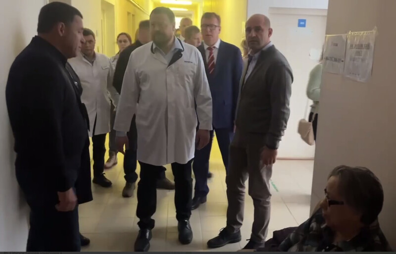 Свердловский губернатор оценил результаты первого этапа ремонта поликлиники в Первоуральске | Губернатор проверил готовность поликлиники №3 к ремонту в Первоуральске Свердловский губернатор оценил результаты первого этапа ремонта поликлиники в Первоуральске | Губернатор проверил готовность поликлиники №3 к ремонту в Первоуральске
