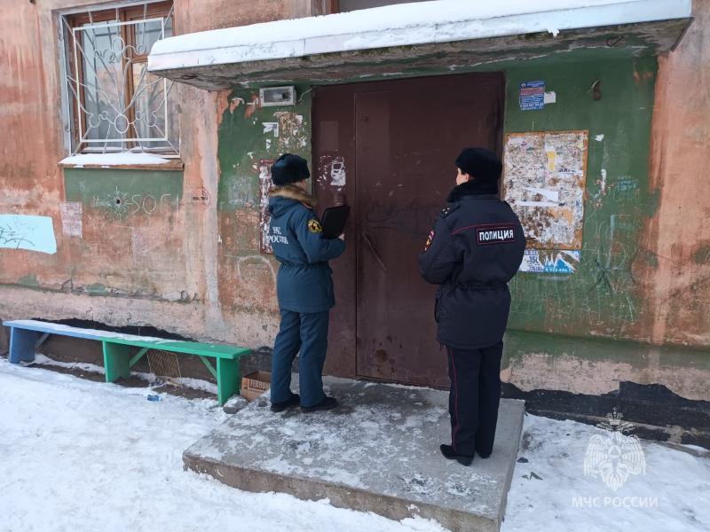 Свердловские сотрудники МЧС напомнили о пожарной безопасности в семьях соцриска | МЧС России усилило профилактику пожаров в семьях соцриска