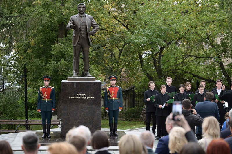 В Свердловской области открыли памятник выдающемуся юристу | На Урале открыли памятник Вениамину Яковлеву