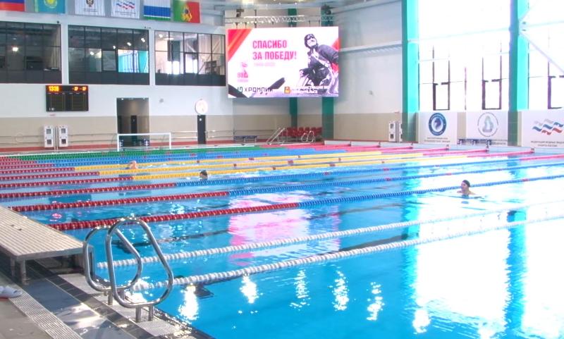Первоуральские сотрудники ЖКХ нырнули в бассейн в честь профессионального праздника | В Первоуральске прошел «коммунальный заплыв» в честь Дня работника ЖКХ