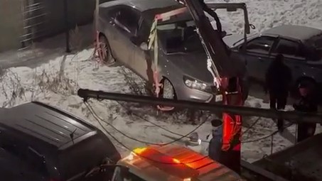 В Первоуральске приставы забрали спрятанную машину должника  | Приставы эвакуировали спрятанную машину первоуральского должника