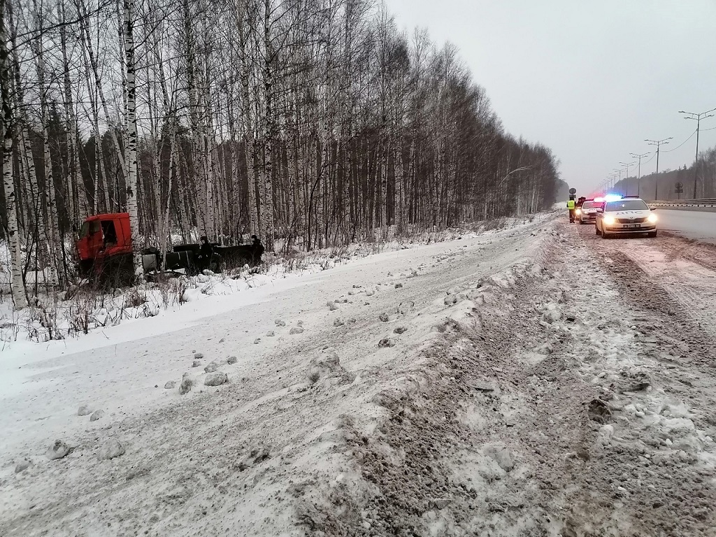 На трассе под Первоуральском погиб водитель тягача «КамАз»