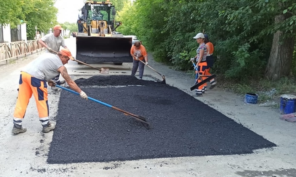 На дорогах Первоуральска продолжается ямочный ремонт