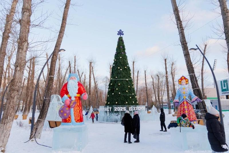 В Театральном парке Первоуральска открылась новогодняя елка | Первоуральцы посетили открытие новогодней елке в Театральном парке