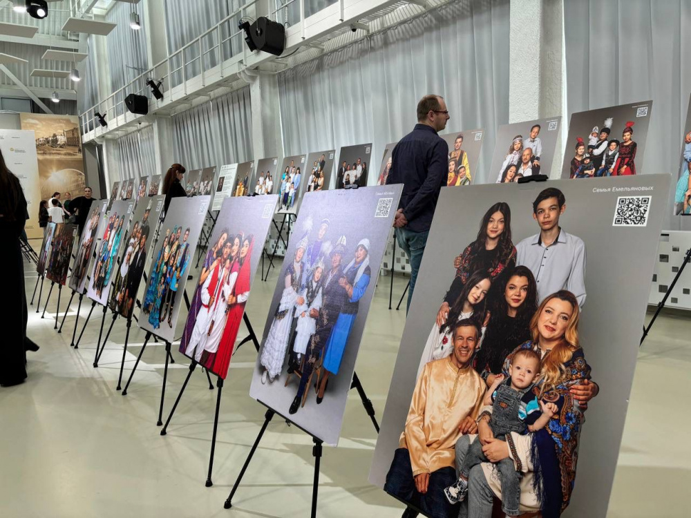 В культурном центре Первоуральска открыли выставку, посвященную семьям Урала | В Свердловской области открыли выставку в честь Года семьи В культурном центре Первоуральска открыли выставку, посвященную семьям Урала | В Свердловской области открыли выставку в честь Года семьи